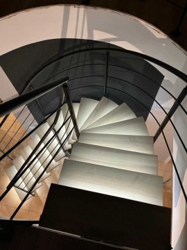 Podświetlane schody drewniane z czarną balustradą - fot. 3