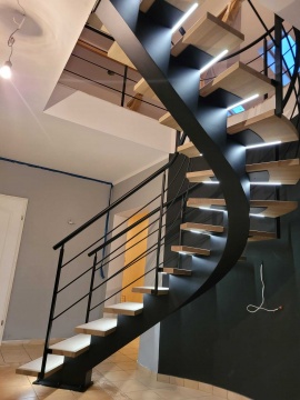 Podświetlane schody drewniane z czarną balustradą - fot. 1