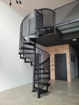 Czarne schody metalowe wewnętrze z balustradą.