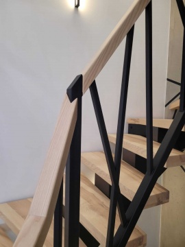 Schody metalowo drewniane z balustradą.
