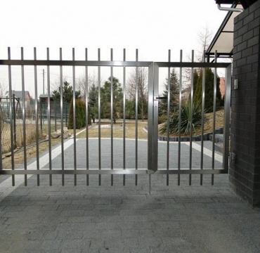Nowoczesna brama metalowa, ze stali nierdzewnej z połyskiem