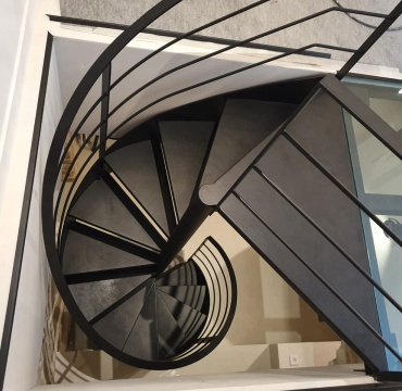 nowoczesne schody ze stali nierdzewnej w czarnym kolorze, malowane proszkowo.