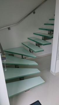 Nowoczesne szklane schody na stalowej konstrukcji.