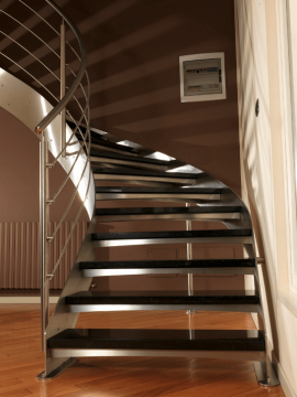 Nowoczesne zawijane schody policzkowe ze stali nierdzewnej