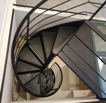 Nowoczesne schody kręcone w stylu loftowym -  kolor czarny