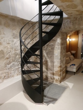 Nowoczesne, czarne schody kręcone w stylu loftowym - stal nierdzewna malowana proszkowo