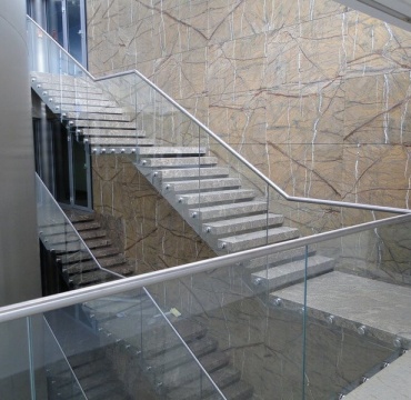 Nowoczesne schody z marmuru + szklana balustrada schodowa