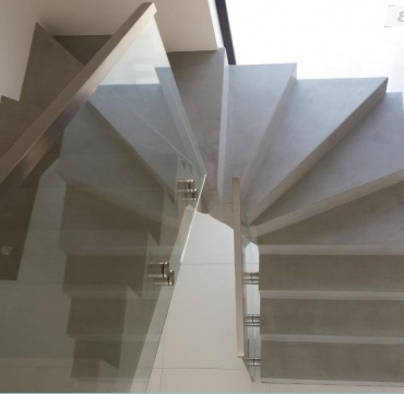 Minimalistyczne, nowoczesne schody z jasnego kamienia + szklana barierka