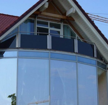 Balustrada balkonowa z czarnego szkła