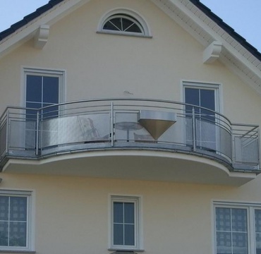 Elegancka, nowoczesna balustrada balkonowa ze szkła hartowanego + stal nierdzewna