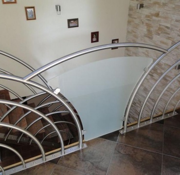 Balustrada metalowa połączenie stali i szkła mrożonego