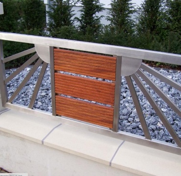 Nowoczesne ogrodzenie panelowe ze stali nierdzewnej i drewno
