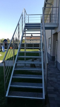 Konstrukcja schodowa - metalowe schody zewnętrzne, stopnie z kraty Wema