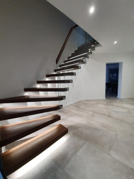 Nowoczesne schody półkowe samonośne z podświetlonymi stopniami - front