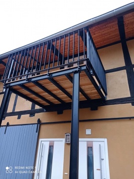Stalowa konstrukcja balkonowa malowana proszkowo na czarny kolor - fot. 1