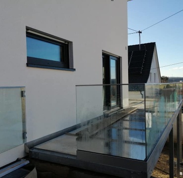 Nowoczesna szklana balustrada balkonowa na stalowej konstrukcji