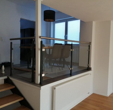 Szklana balustrada z stalową poręczą - fot. 1