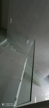 Balustrada schodowa szklana w nowoczesnym domu fot.4