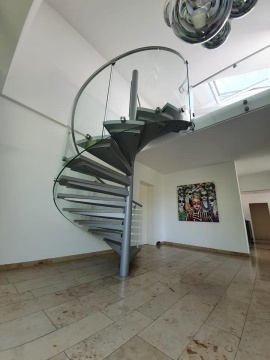 Nowoczesne schody kręcone ze szklaną balustradą + stalowa poręcz - fot.4
