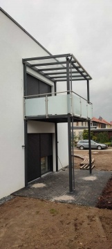 Konstrukcja balkonowa nowoczesna z balustradą i zadaszeniem - fot. 2