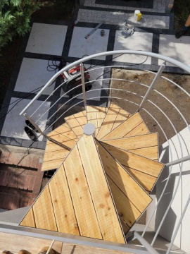 Nowoczesne schody zewnętrzne na piętro metalowe w połączeniu z drewnianą deską - fot. 1 
