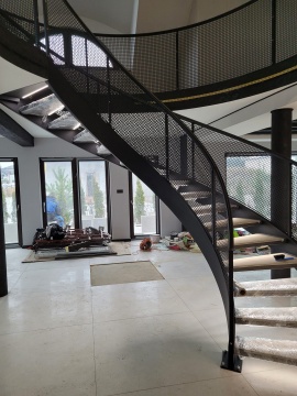 Komplet balustrada balkonowa perforowana + poręcz schodowa + schody policzkowe w nowoczesnym stylu w czarnym kolorze