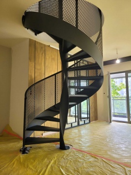 Nowoczesne industrialne schody wewnętrzne z balustradą typu siatka - czarne