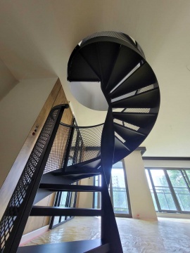 Schody kręcone (spiralne) metalowe, czarne - widok z dołu