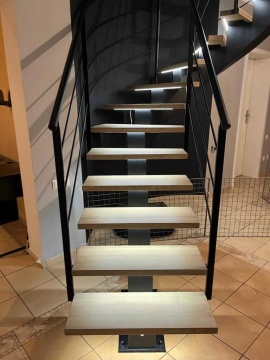 Podświetlane schody drewniane z czarną balustradą - fot. 4