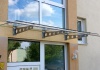 Szklane zadaszenie drzwi wejściowych do budynku z rynną ze stali nierdzewnej - model 06